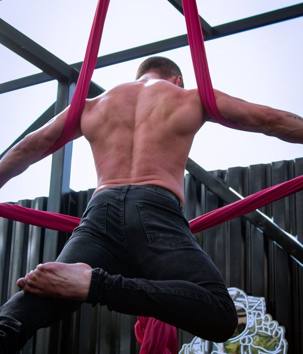 Man performing a controlled functional training exercise.
